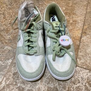 Nike Women Dunks. NWT women’s size 8